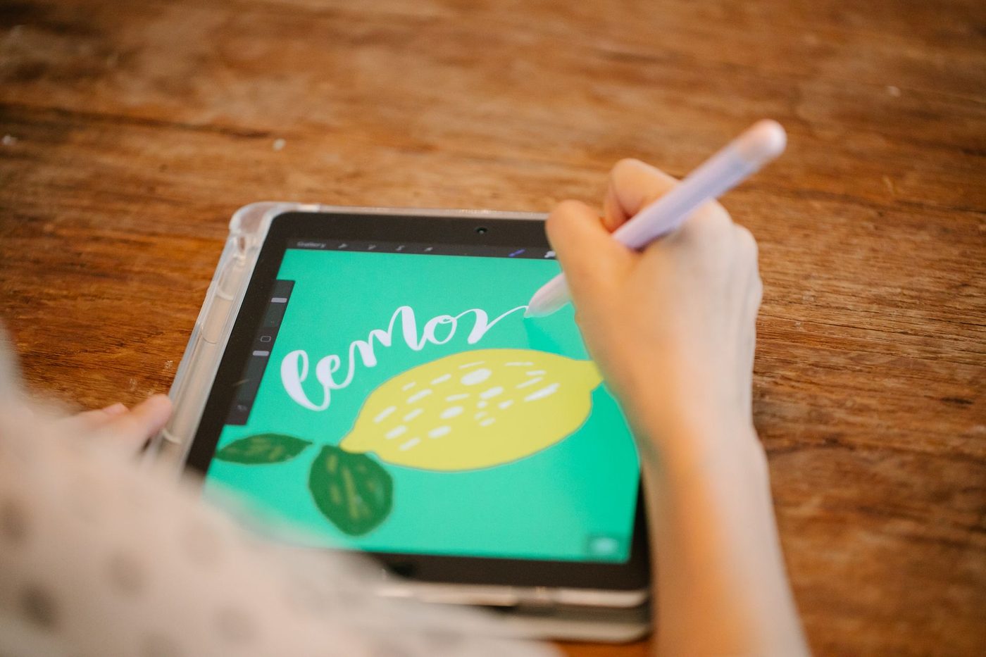 Hand tekent met een stylus een citroen op een tablet