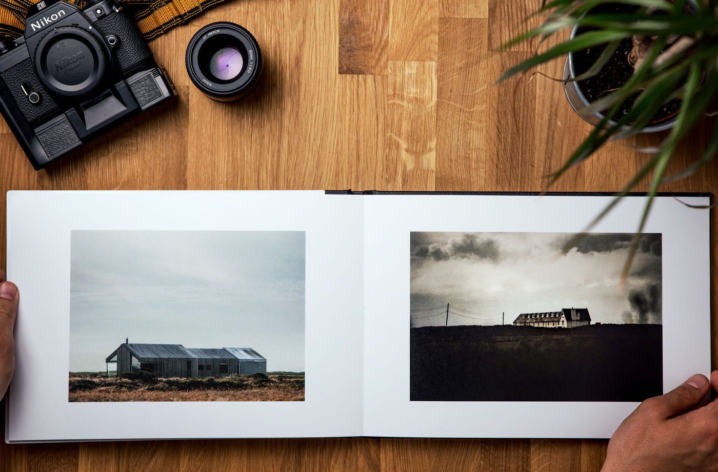 Opengeslagen fotoboek met twee landschapsfoto's, van bovenaf gezien
