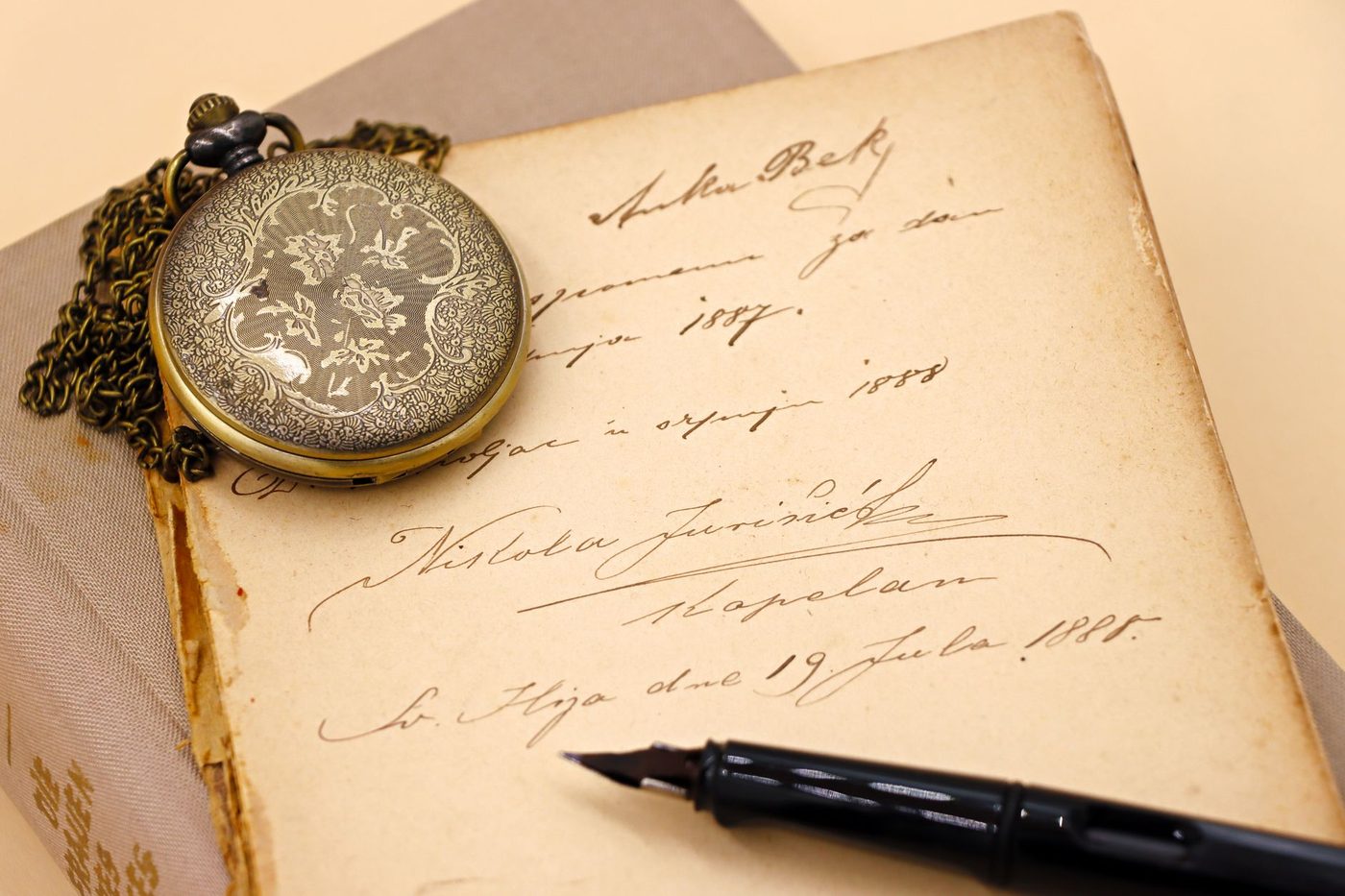 Oud handgeschreven dagboek met een zakhorloge en een vulpen